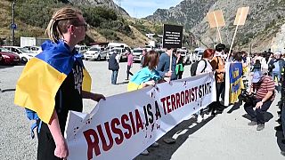 Tüntetők fogadták a mozgósítás elől menekülő oroszokat.