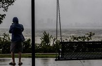 Un hombre observa el retroceso de las aguas a causa de la marea baja y los fuertes vientos del huracán Ian a la distancia en Tampa, Florida, el 28 de septiembre de 2022.