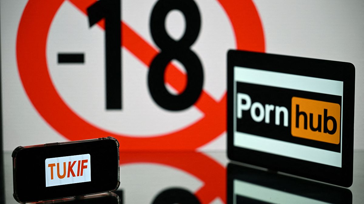 Логотипы порносайтов на фоне знака "Запрещено людям младше 18 лет" 