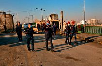 القوات الامنية تفتح موقعا للمحتجين المناهضين للحكومة على جسر الجمهورية المؤدي الى المنطقة الخضراء الحكومية، بغداد، العراق، 31 اكتوبر 2020