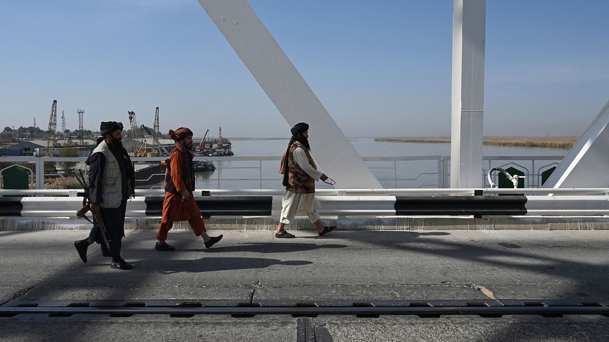 Мост, соединяющий афганский Хайратон и узбекский Термез, по которому в 1989 году выводили советские войска. Теперь по нему могут поставлять российские нефтепродукты.