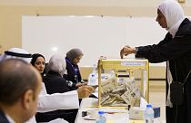امرأة تدلي بصوتها في الانتخابات البرلمانية الكويتية في مركز اقتراع بمدينة الكويت يوم الخميس