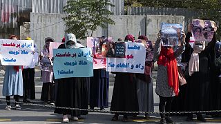 Taliban, İran'daki gösterilere destek vermek isteyen Afgan kadın protestocuları ateş açarak dağıttı
