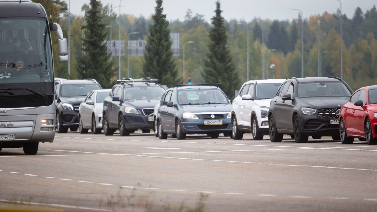  طوابير السيارات عند نقطة التفتيش الحدودية فاليما بين فنلندا وروسيا في فيرولاهتي، شرق فنلندا، الأربعاء 28 سبتمبر 2022