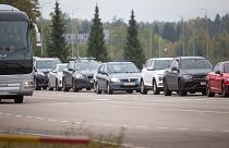  طوابير السيارات عند نقطة التفتيش الحدودية فاليما بين فنلندا وروسيا في فيرولاهتي، شرق فنلندا، الأربعاء 28 سبتمبر 2022