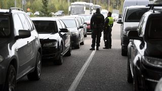 Vehículos parados en la frontera entre Finlandia y Rusia