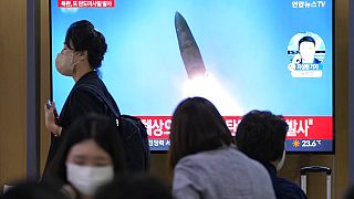 Ecran de télé à Séoul (Corée du Sud) montrant un tir de missile nord-coréen, le 28/09/2022