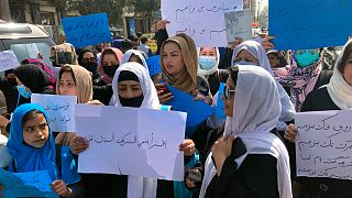 نساء أفغانيات يهتفن ويحملن لافتات احتجاج خلال مظاهرة في كابول، أفغانستان، 26 مارس 2022.