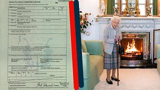 A g. certificat de décès de la reine Elizabeth II (le 29/09/2022) // a dr. : la reine Elizabeth II à Balmoral (Ecosse), le 06/09/2022