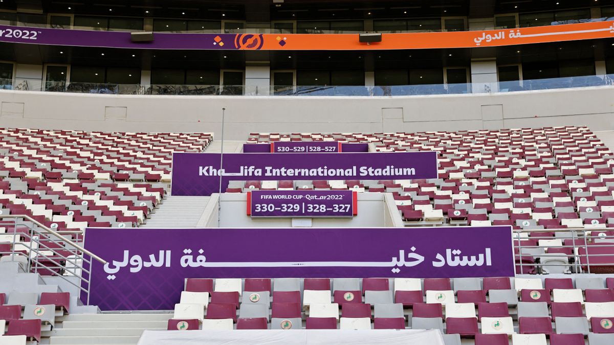 منظر عام لاستاد خليفة الدولي من الخارج في الدوحة استعداداً لكأس العالم لكرة القدم في صورة التقطت يوم الخميس 29 أيلول 2022.