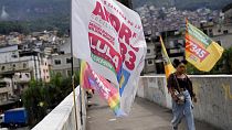 Propaganda electoral en la favela de Rocinha en Río de Janeiro (Brasil).