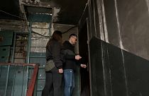 Anastasia et Roman Akulenko ouvrent la porte de leur appartement à Irpin dans la banlieue de Kyiv en Ukraine.