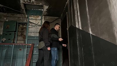 Anastasia et Roman Akulenko ouvrent la porte de leur appartement à Irpin dans la banlieue de Kyiv en Ukraine.