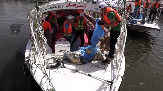 Aktivisten ziehen Abfall und Plastikmüll aus dem Nil in Ägypten.
