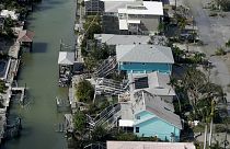 A hurrikán által megrongált házak a floridai Fort Myers Beach-en