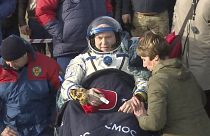 Le cosmonaute russe Oleg Artemiev est assis dans une chaine juste après avoir atterri au Kazakhstan le 29 septembre 2022. 