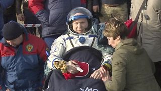 Le cosmonaute russe Oleg Artemiev est assis dans une chaine juste après avoir atterri au Kazakhstan le 29 septembre 2022.