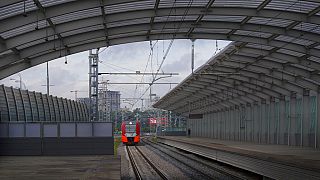 Zug fährt in Bahnhof in Moskau ein - Symbolbild