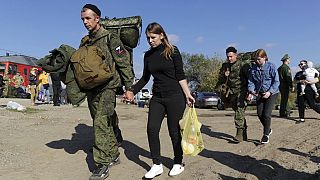 Ρώσοι νεοσύλλεκτοι με  τις συζύγους τους περπατούν για να πάρουν τρένο σε σιδηροδρομικό σταθμό στο Prudboi, του Βόλγκογκραντ, 29/9/2022