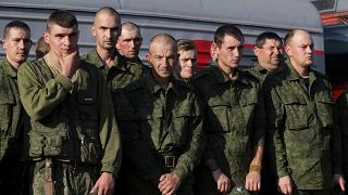 Besorozott katonák várakoznak a vonatállomáson az oroszországi Prudboiban 2022. szeptember 29-én