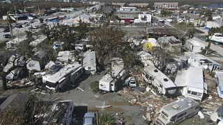 Casas móviles dañadas yacen dispersas tras el paso del huracán Ian, en la isla de San Carlos, en Fort Myers Beach, Florida, el 29 de septiembre de 2022.