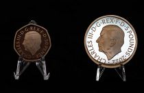 Les nouvelle pièces à l’effigie de Charles III, celle de 50 pence ( à gauche) et celle commémorative de 5 livres (à droite), lors de leur présentation le 29/9/2022 à Londres