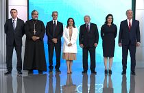 Los seis candidatos a la presidencia de Brasil junto al moderador del debate