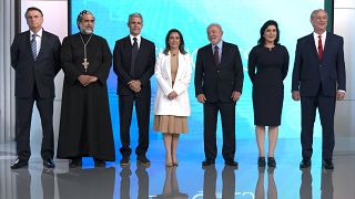 Los seis candidatos a la presidencia de Brasil junto al moderador del debate