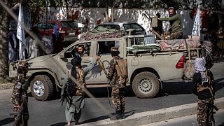 Archives : combattants talibans sur les lieux d'une explosion à Kaboul, le 23 février 2022 