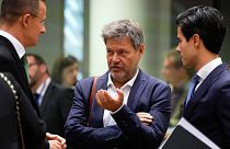 Deutschlands Wirtschaftsminister Robert Habeck im Gespräch mit europäischen Kollegen