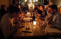 Au restaurant Racines à Bruxelles, une cinquantaine de convives ont pu faire l'expérience d'un repas sans gaz ni électricité. Un retour à l'"âge des carvernes".