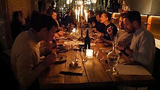 Au restaurant Racines à Bruxelles, une cinquantaine de convives ont pu faire l'expérience d'un repas sans gaz ni électricité. Un retour à l'"âge des carvernes".