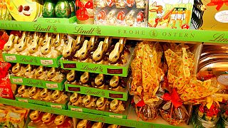 أرانب شوكولاتة من صانع الشوكولاتة السويسري "ليندت" معروضة في أحد المتاجر، في سويسرا، في 15 مارس 2006
