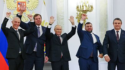 El presidente ruso, Vladímir Putin, alza los brazos junto a los cuatro líderes prorrusos de los territorios ucranianos anexionados