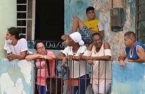 Cubanos observando el trabajo de limpieza que se está llevando a cabo en la isla tras el huracán Ian.