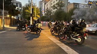 رجال الشرطة في إيران يتجولون على دراجات نارية