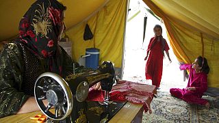 عائلة كردية نزحت بسبب النزاع بين تركيا والمتمردين الأكراد في مخيم للاجئين في منطقة قنديل، شمال العراق، الجمعة 2 مايو 2008.