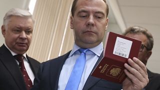 Dmitry Medvedev, vice-presidente do Conselho de Segurança da Rússia, analisa um passaporte