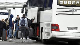 Einfache Hinfahrt: Ein Bus aus St. Petersburg kommt am Flughafen von Helsinki an.