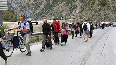 eople walk toward the border crossing between Georgia and Russia at Verkhny Lars