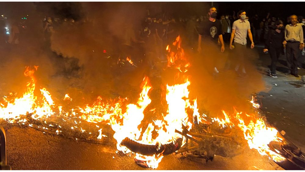 السلطات الإيرانية توقف امرأة جلست في مطعم من دون حجاب