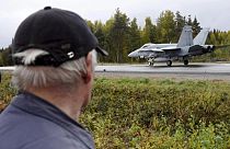Finlandiya savaş uçakları tatbikatta otobanların pist olarak kullandı