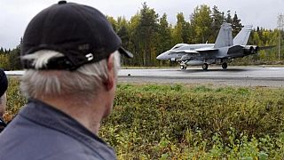 Finlandiya savaş uçakları tatbikatta otobanların pist olarak kullandı