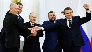 الرئيس الروسي فلاديمير بوتين ورؤساء الأقاليم الأربعة 