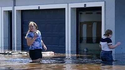 Des étudiants de l'Université de Central Florida tentent de rentrer dans leur appartement près du campus inondé vendredi 30 septembre 2022.