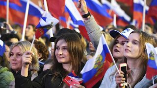 Orosz zászlót lengető résztvevők a Vörös téren