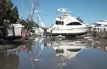 Varios barcos arrastrados en Florida por el huracán Ian.