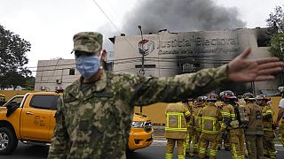 Un soldado delante del Tribunal de Justicia Electoral en llamas, Asunción, Paraguay