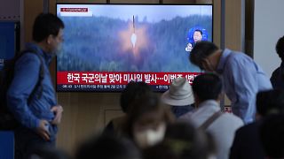 تُظهر شاشة تلفزيونية برنامجًا إخباريًا يُبلغ عن إطلاق كوريا الشمالية لصاروخ