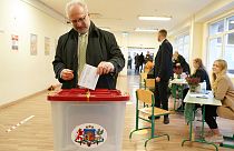 Президент Латвии Эгилс Левитс голосует на избирательном участке во время всеобщих выборов в Риге, Латвия, суббота, 1 октября 2022 г.